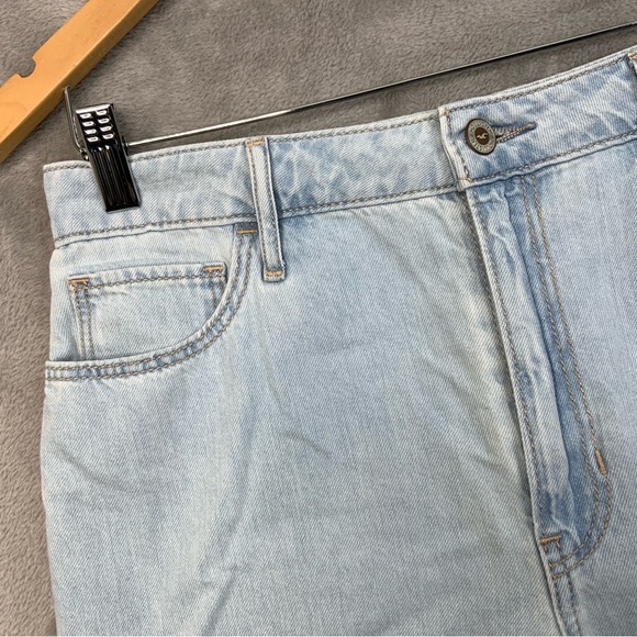 Hollister Ultra High-Rise Distressed Dad Jean Vintage Stretch. Size 7R. (NWT). - Picture 5 of 9